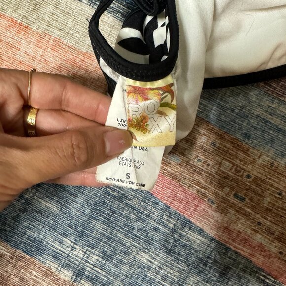 🌈5/$25🌈Roxy Black and White Bikini Top - Picture 3 of 4